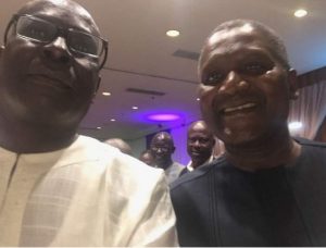 Aliko Dangote in a selfie moment with TheNewsGuru Publisher, Mideno Bayagbon