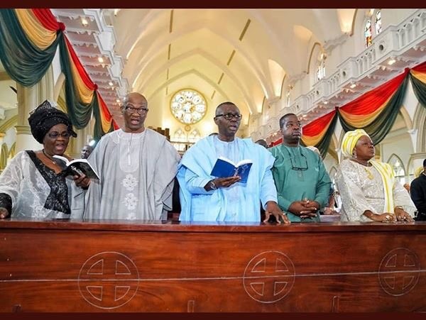 Agbaje and Sanwo-Olu sing along during mass at Holy Cross Cathedral