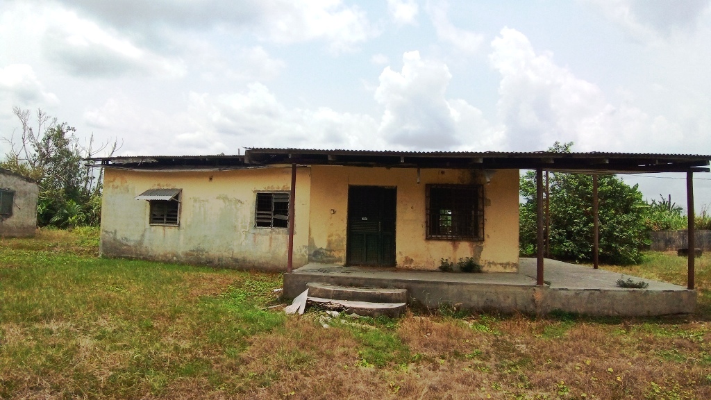 A dilapidated building that is supposed to be the doctors quaters of the Odi General Hospital