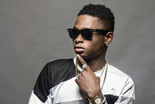 See how Lil Kesh, Young John fell on stage [VIDEO]