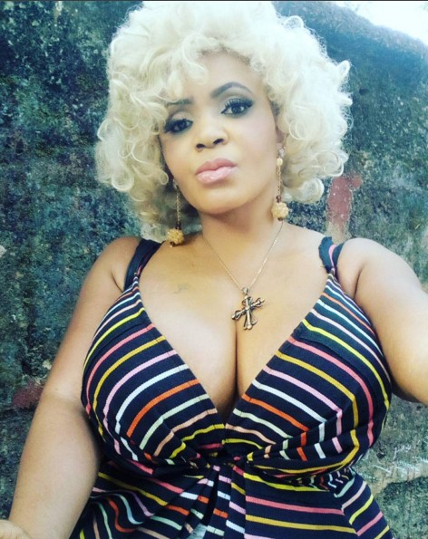 Cossy causes commotion, shows off cleavage
