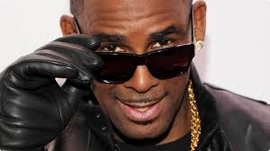 Video:Female fan grabs R.Kelly’s eggplant