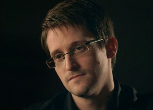 Russia 'considering handing Edward Snowden to the US as a gift to Trump'