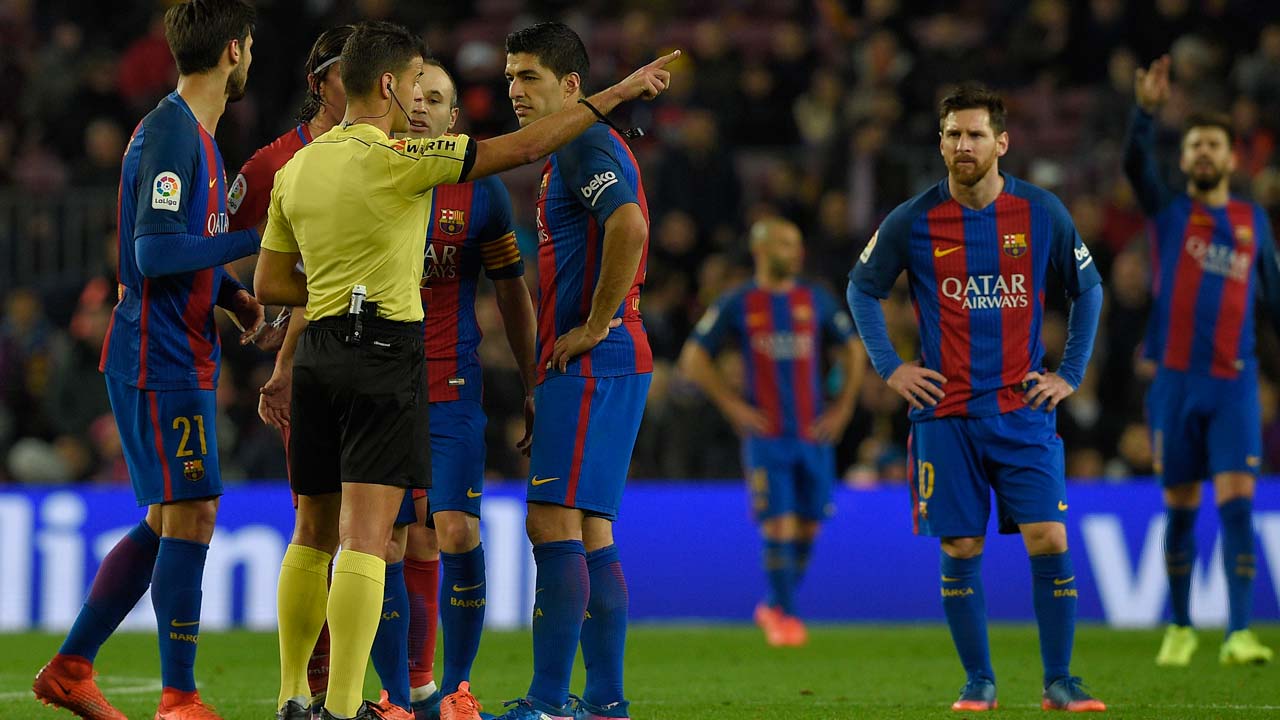 Suarez sent off as FC Barcelona edge past Atletico Madrid