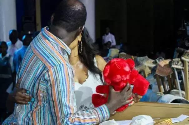 Valentine’s Day: Pastor kisses his wife in front of the congregation