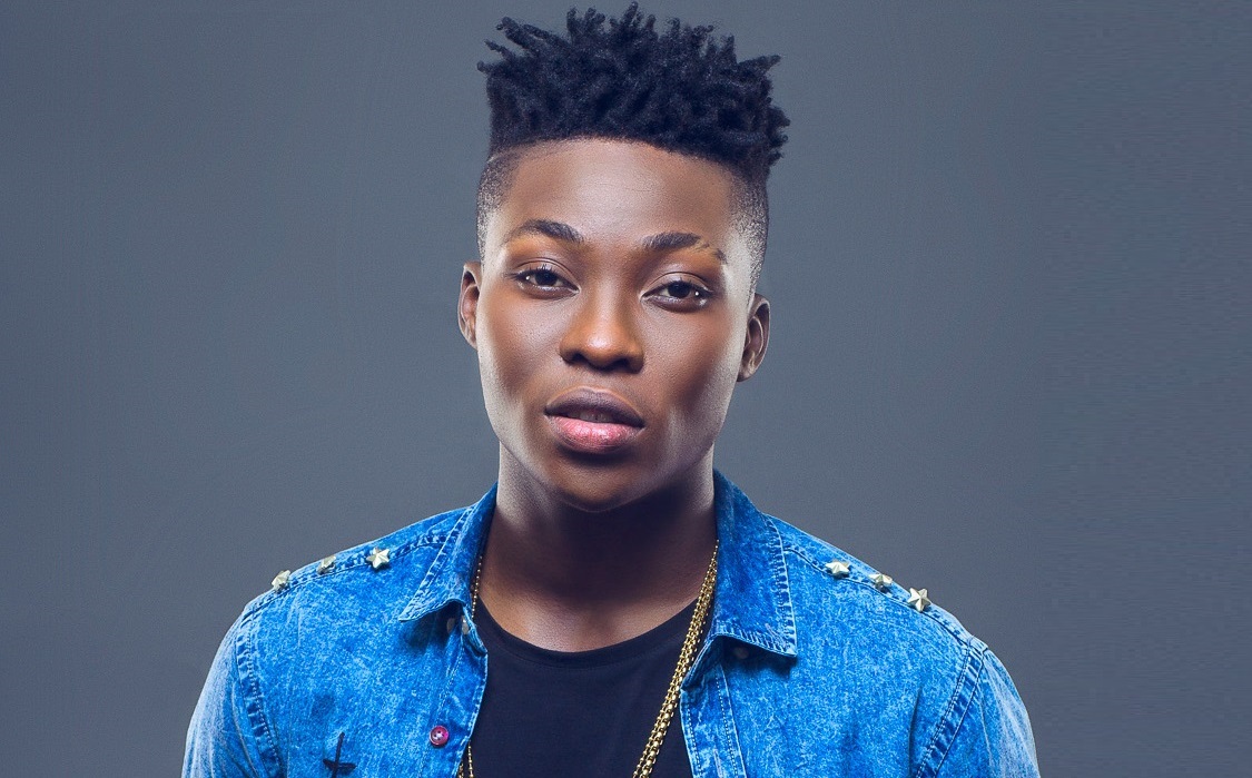 Reekado Banks fondles fiancé’s boobs