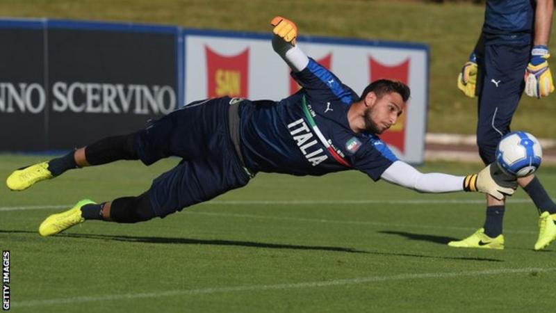 Gianluigi Donnarumma extends AC Milan deal until 2021