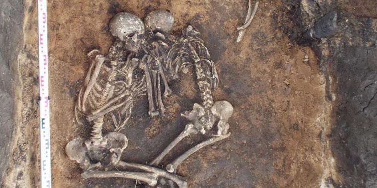 Police find mass grave with 200 bodies