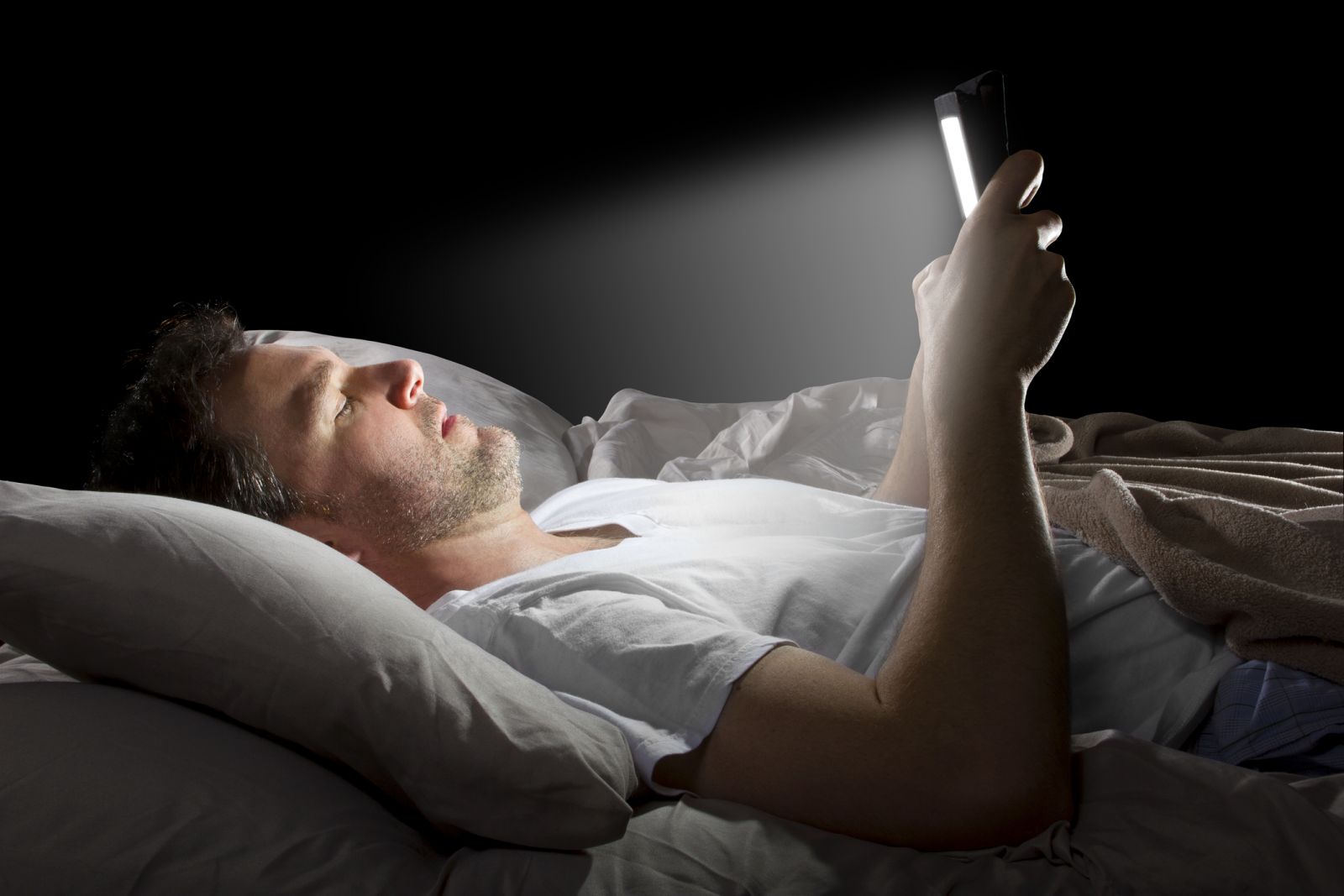 Blue light from smartphones could accelerate blindness – Study