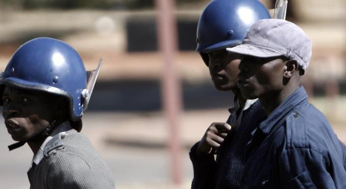 Zimbabwe police chase away journalists waiting for briefing by opposition leader