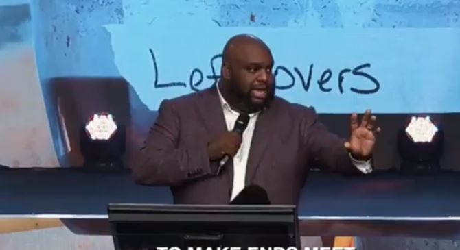 Video: Pastor doles out offerings to widows, war veterans, others in need