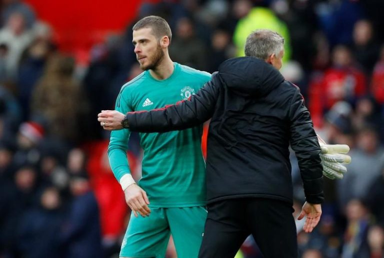 Leicester keeper Schmeichel defends under-fire De Gea