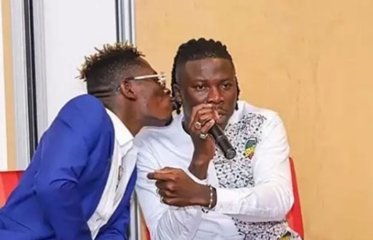 Shatta Wale kisses Stonebwoy as they make peace (Video)