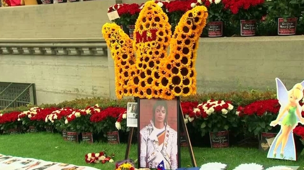 Jackson fans sing, sob, leave sunflowers and roses on 10th anniversary of death