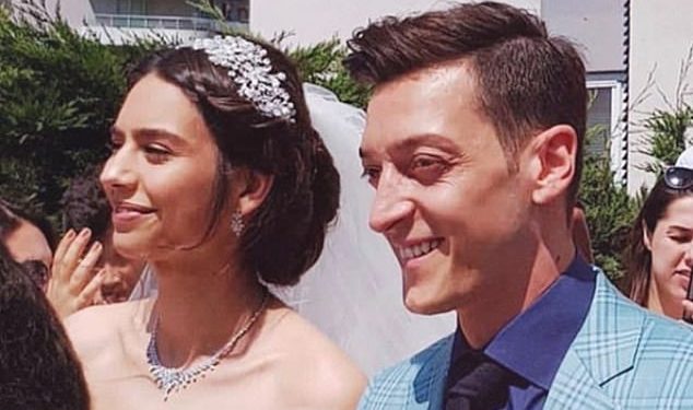 Arsenal midfielder Ozil marries partner Amine Gulse in Turkey