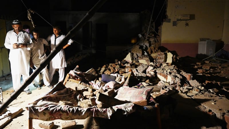 Death toll in Pakistan quake rises to 32 as rain hampers rescue