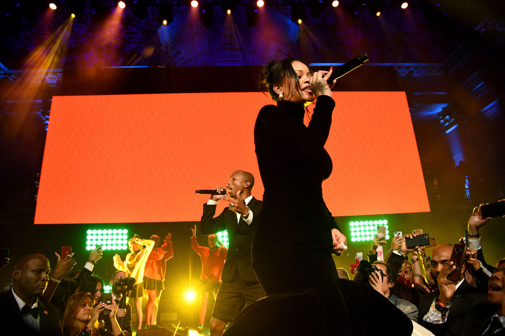 Rihanna sparks pregnancy rumours