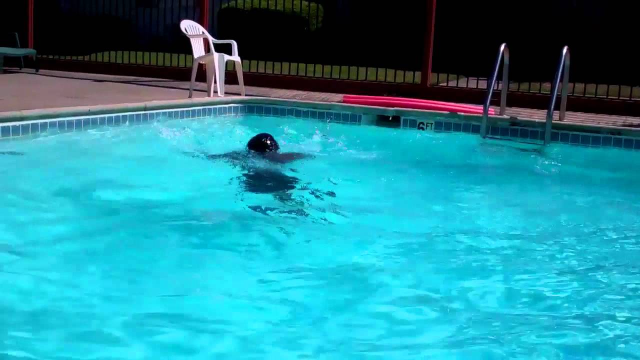 Man, 25 dies in hotel swimming pool