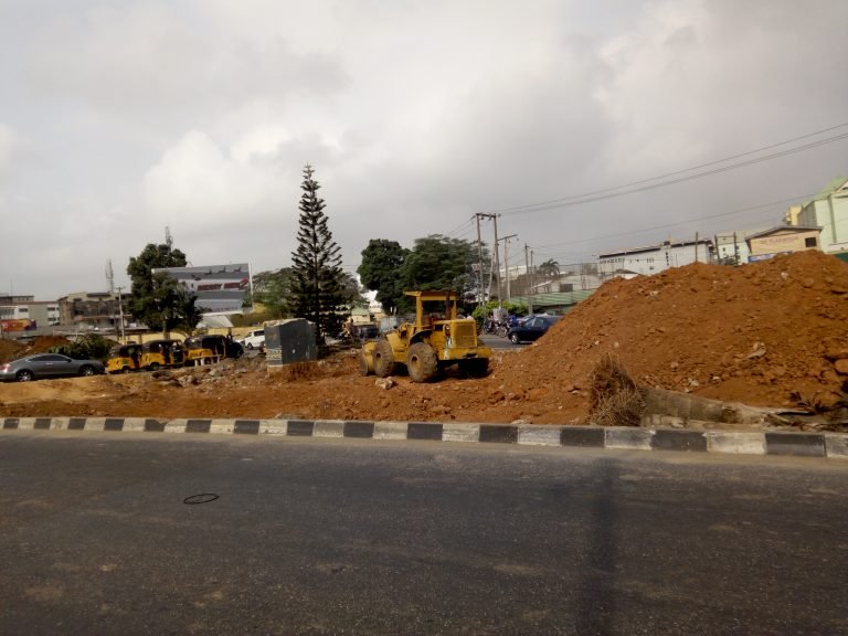 Lagos State pulls down Fela’s Statue from Allen roundabout two years after inauguration[PHOTOS]