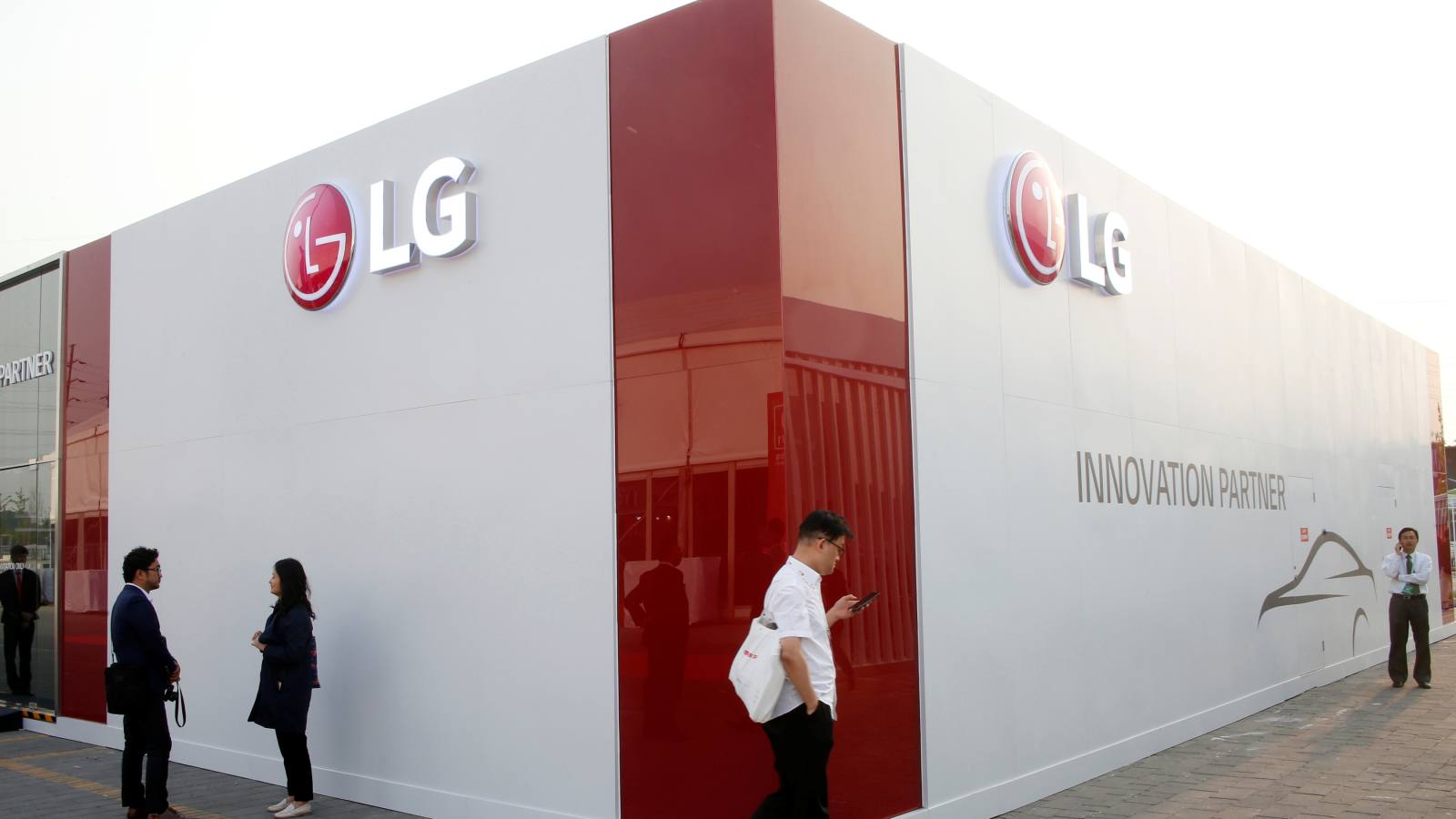 LG to unveil TV that rolls down from ceiling
