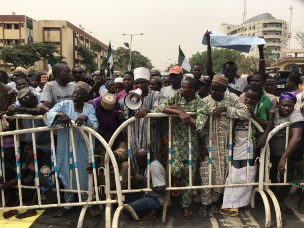 Photos: Lagos Beggars storm Sanwo-Olu’s office, protest indiscriminate arrest, incarceration