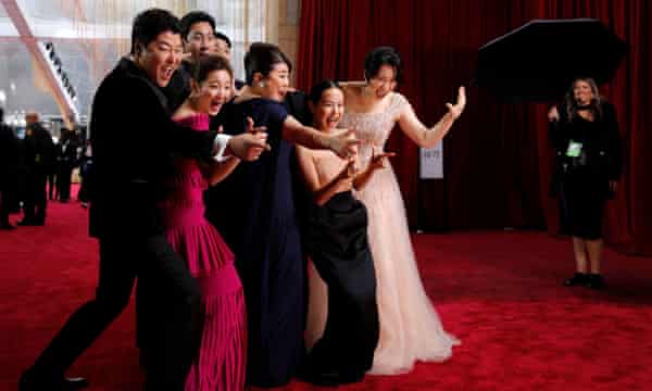 Heavy rains mar start of 2020 Oscars red carpet
