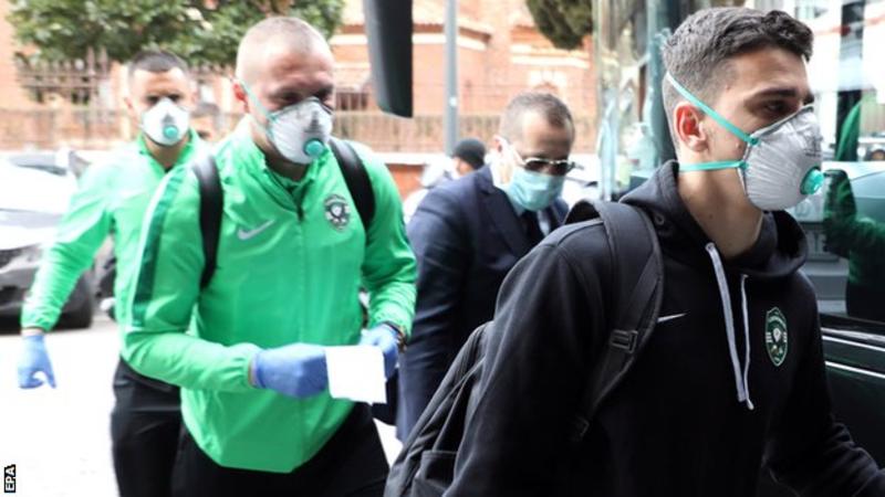 Europa: Ludogorets players wear medical masks in Milan