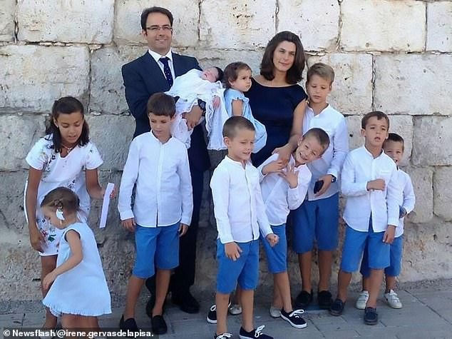 Photo: Father, mother, eleven children test positive for coronavirus