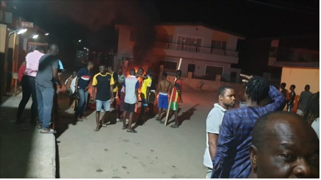 [Trendiing video] Lagos youth resort to self defense against hoodlum attack