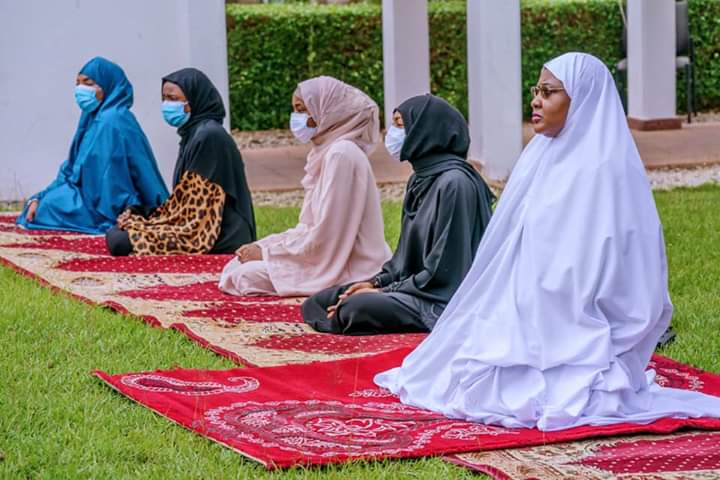 Buhari sends message to Muslim faithfuls, observes Eid prayer with family inside Aso Villa [PHOTOS]