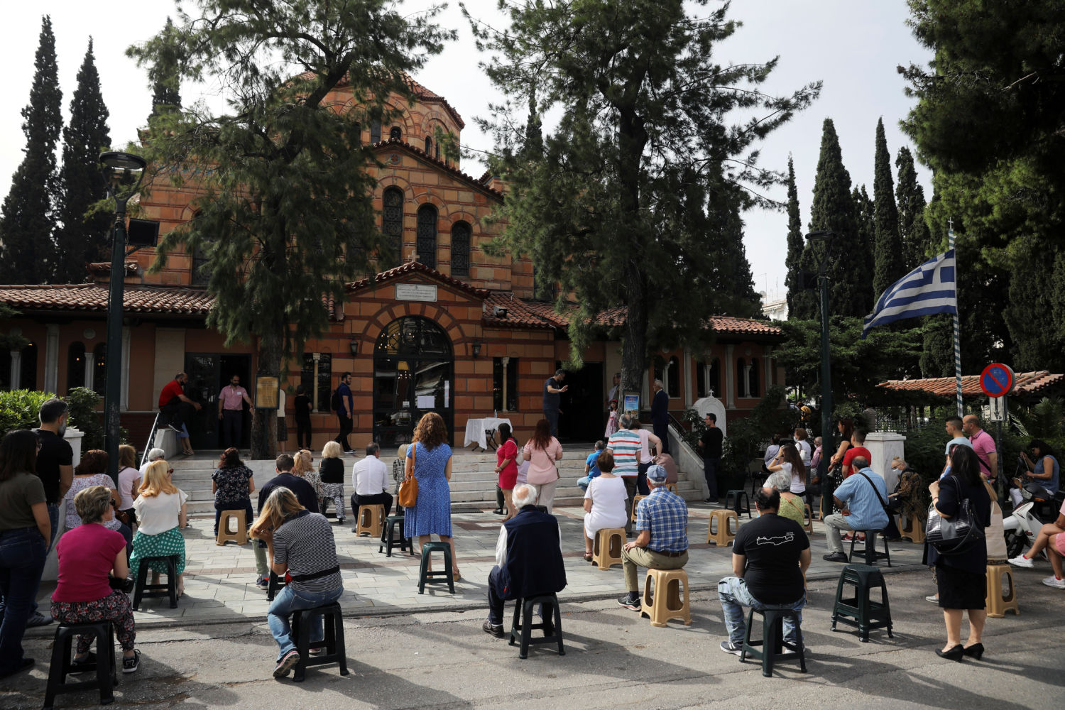COVID-19: Overjoyed Greeks return to church after weeks of lockdown