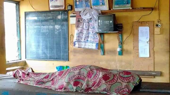 Graphic Photo: Bleeding pregnant woman dies while awaiting police clearance at checkpoint
