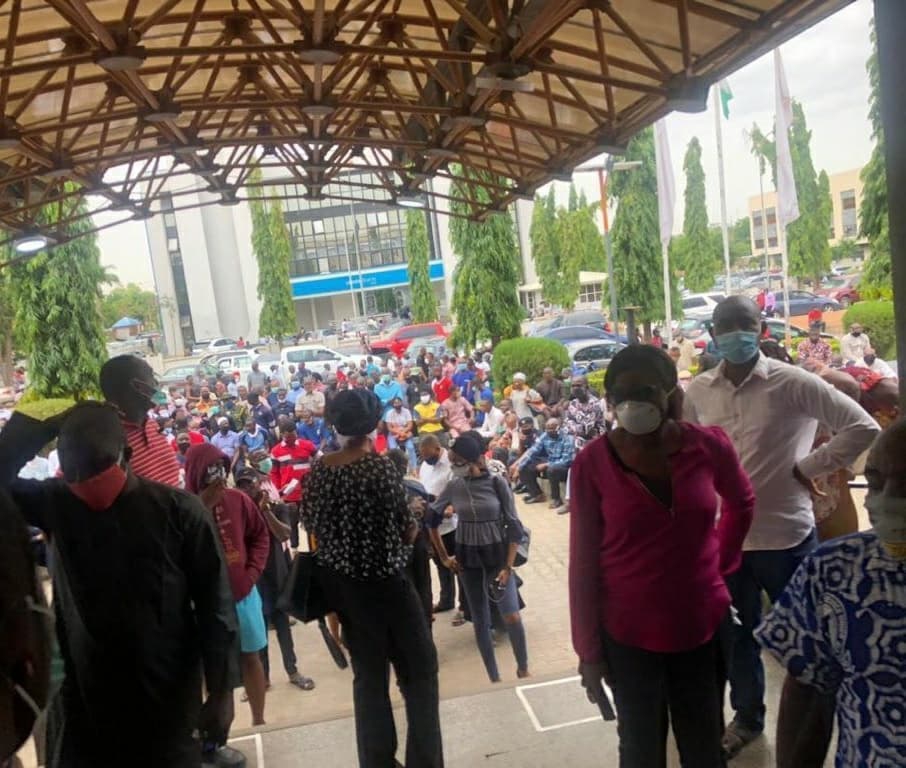 Covid-19 RISKS: Nigerians troop out, overwhelm banks as FG relaxes lockdown [Video+photos]