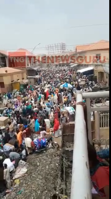 [Video]Social distancing disregarded in Kano market despite increasing number of covid-19 cases