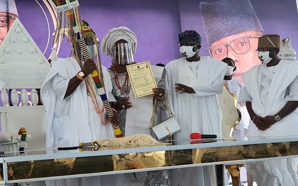 [Video] Lagos state governor presents staff of office to the new king of Iru kingdom