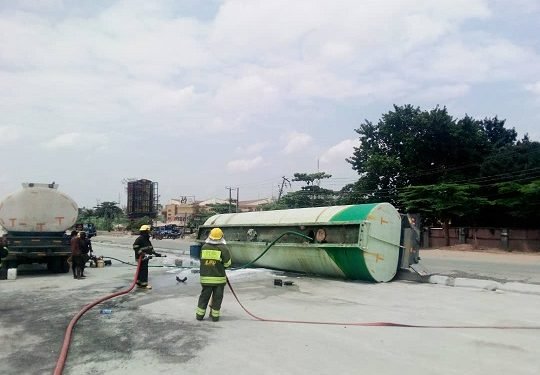 BREAKING: Fuel tanker falls in Lagos