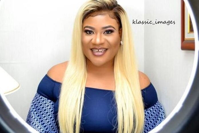 SAD! Nkechi Blessing faints during mum’s burial