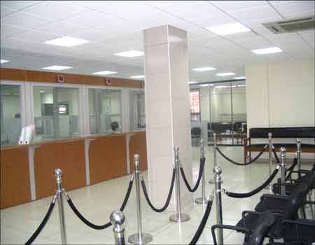 Bank sacks 865 workers