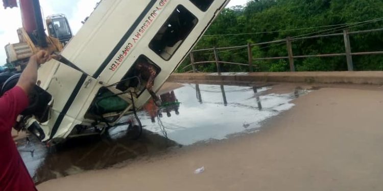 Photo: 14 corpses recovered from vehicle that plunged in Ebonyi river