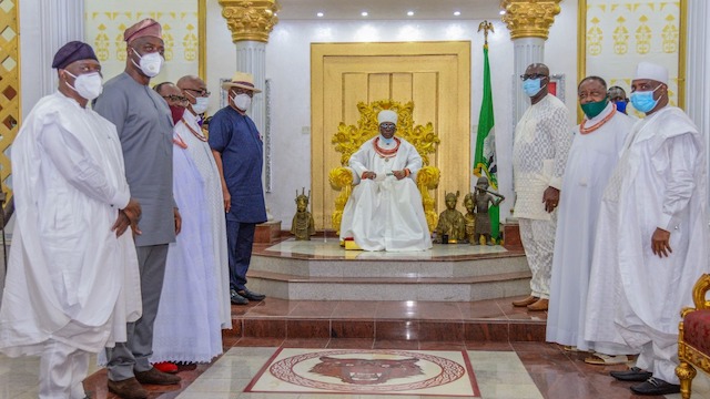 Edo poll: Obaseki leads PDP governors on ‘thank you’ visit to Oba of Benin [Photos]