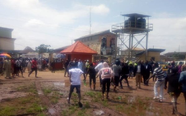 #EdoDecides2020: [Video] Moment thugs attempted to disrupt electoral process at Obaseki’s polling unit