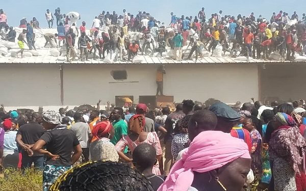 HAPPENING NOW: Hoodlums besiege warehouses in Abuja, loot available COVID-19 palliatives