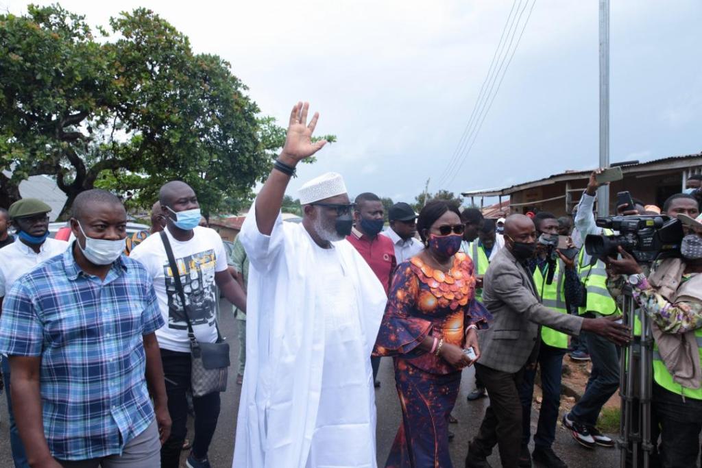 #OndoDecides2020: Akeredolu, wife arrive polling unit to cast votes [Photos]