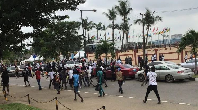 [PHOTO/VIDEO] #EndSARS protest turns violent at Lagos Secretariat