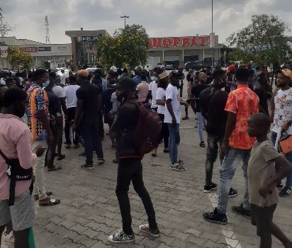 VIDEOS: Heavily armed thugs storm Alausa in convoy, stab protesters, disrupt #EndSARS protests