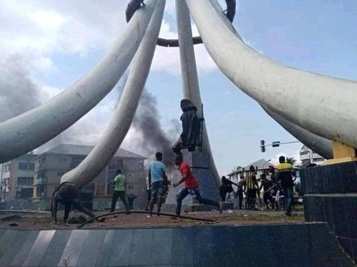‘You put us in this mess!’, angry youths burn Nnamdi Azikwe’s statue in Anambra