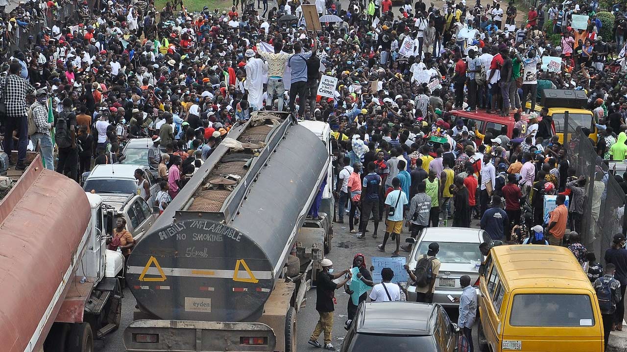 #EndSARS: Oyo demonstrators obstruct Lagos-Ibadan Expressway