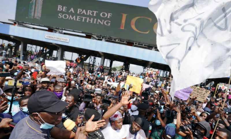 Lekki Toll gate on total lockdown as #EndSARS protesters block Lagos-Epe expressway