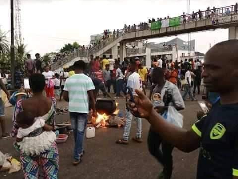 VIDEO: #EndSARS protesters block Benin-Lagos road to cook jollof rice