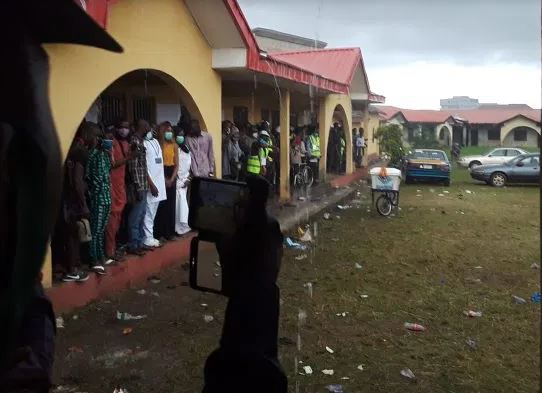 #OndoDecides2020: Jegede takes cover as heavy rain disrupts voting in his polling Unit